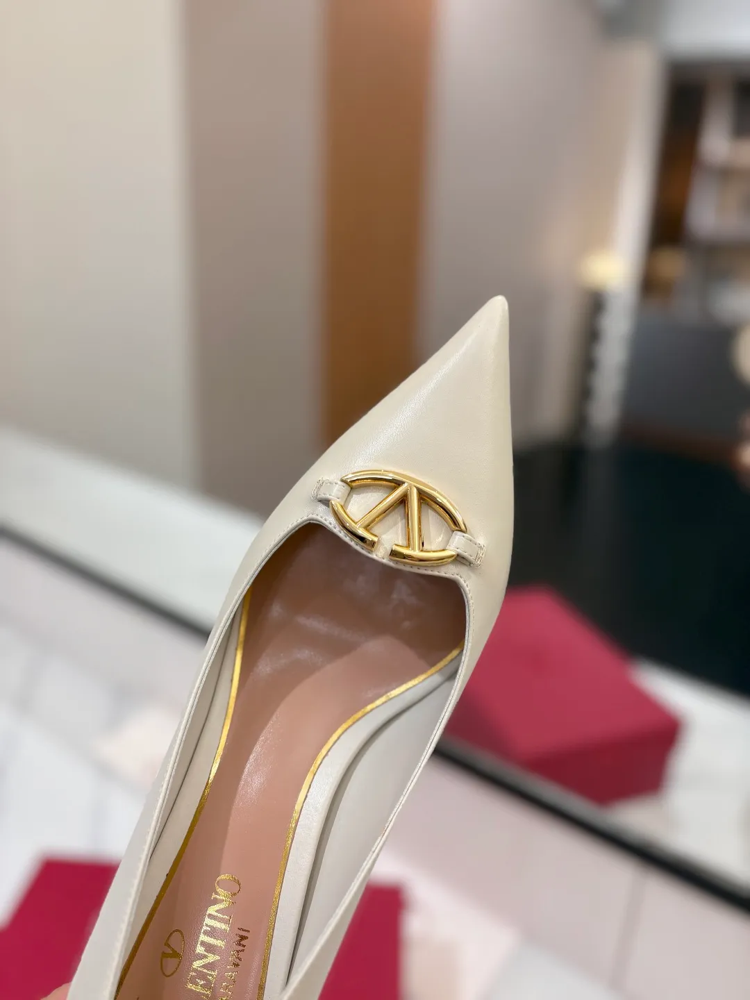 💕💕Factory direct selling price p520💕💕 VALENTINO’s hottest new high-heeled shoes, latest logo buckle, perfect combination with sexy pointed toe❤️‍🔥❤️‍🔥❤️‍🔥❤️‍🔥It is simply the pinnacle of summer fashion💖💖💖💖original replica Upper: patent leather, subleather Outsole: Italian leather outsole Heel height: 6.5cm Size: 35-39 (40 41 42 customized, non-refundable and non-exchangeable)